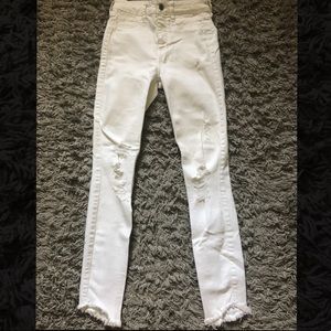 White Hollister ripped skinny jeans ☁️.